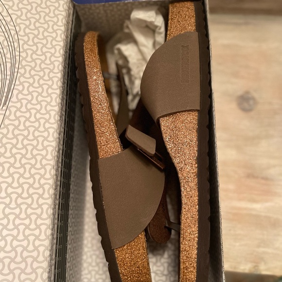 ntroducing the Birkenstock Medina slip-on sandals in mocha color. - Picture 5 of 6